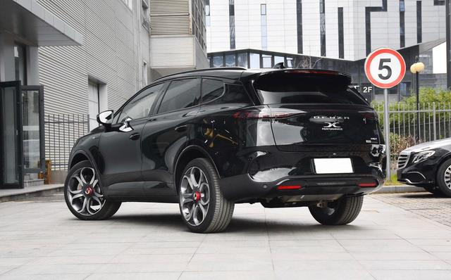 号称插混版“奔驰GLC”，起步586马力，七座布局，最低卖28.98万