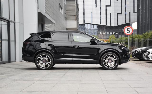 号称插混版“奔驰GLC”，起步586马力，七座布局，最低卖28.98万