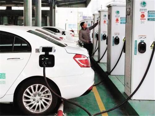 为啥电动汽车不能完全取代燃油车？专家：缺点让人无法接受