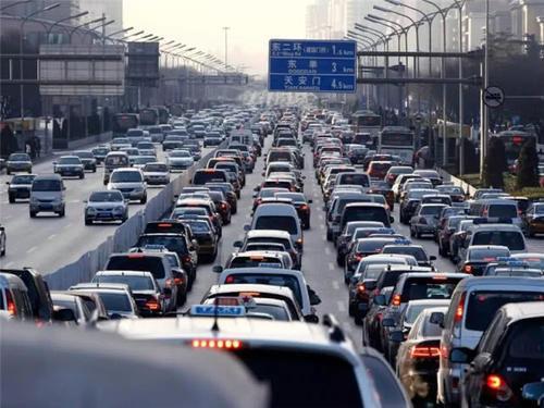 为啥电动汽车不能完全取代燃油车？专家：缺点让人无法接受