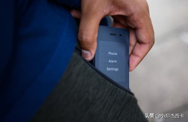 2500块一个不能上网的手机，你会买吗？