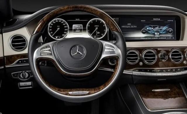 抛弃双横屏，奔驰也要开始「致敬」特斯拉了？