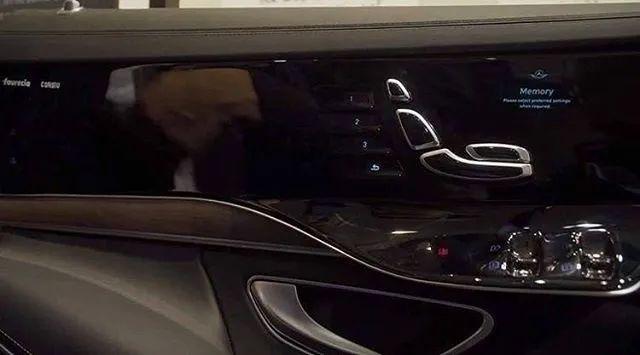 抛弃双横屏，奔驰也要开始「致敬」特斯拉了？