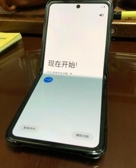 入手三星Galaxy Z Flip：打开包装时很惊奇，不一样的怀旧感觉