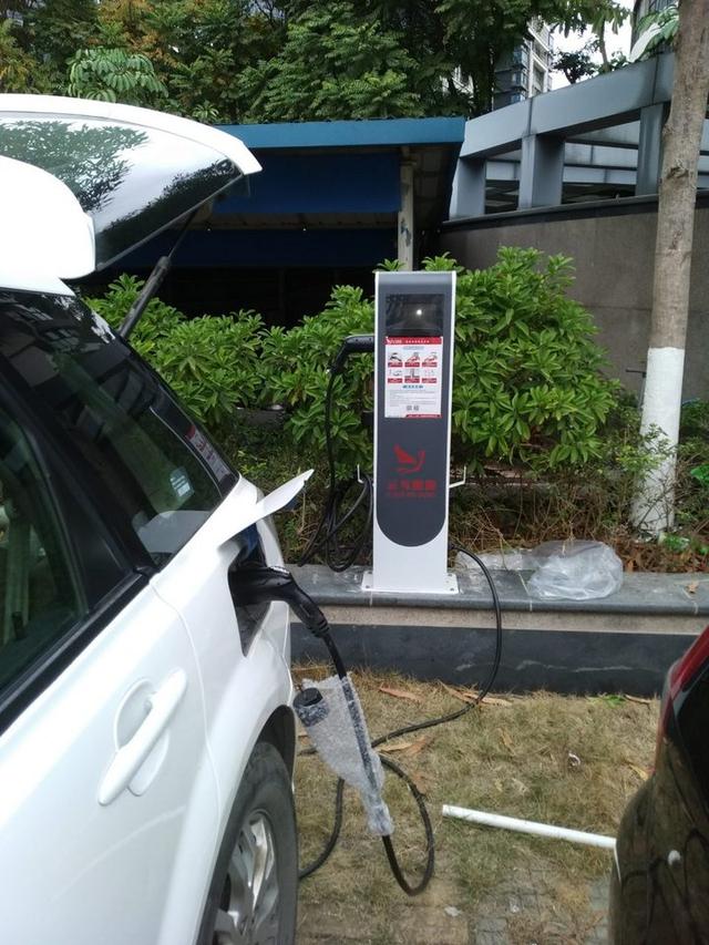 直流充电桩和交流充电桩给电动汽车充电过程中是如何工作的？