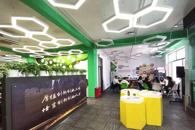 "火"了！北京"超级学霸"研发机器人登上央视，战胜世界吉尼斯纪录保持者！