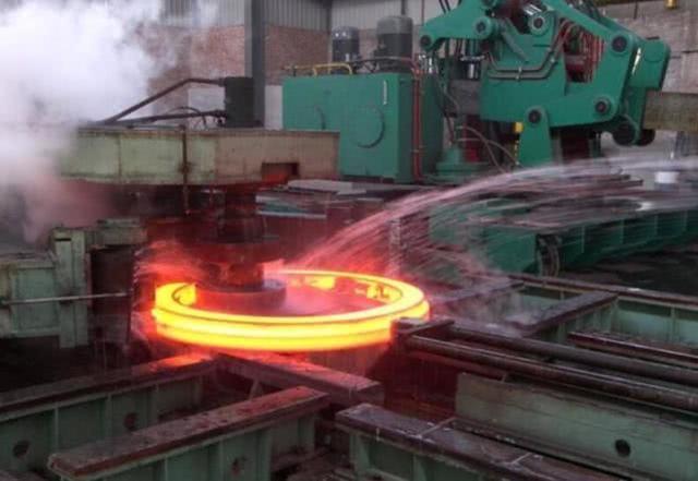 中国造出8万吨庞然大物，德国人死活不信，组团看后认清现实