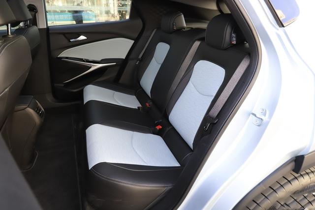 雪佛兰又添一大将，起售15.99万，一公里7分钱，有望扛起复兴大旗