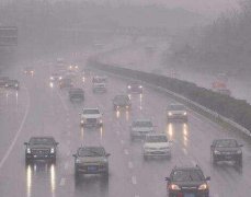 广东暴雨“浇灭”车主美梦：开新能源上高速，才跑一半就趴窝