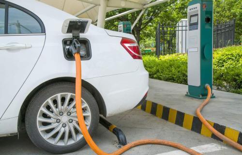 广东暴雨“浇灭”车主美梦：开新能源上高速，才跑一半就趴窝