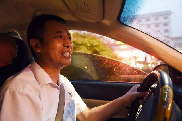 不公平！无证司机一天能拉400块，双证网约车司机10小时只拉了100