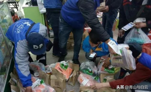 美团惨遭“两面夹击”! 第三大外卖平台诞生, 你看靠山有多硬?