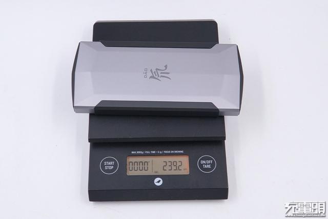 红魔推出的27W氘锋移动电源，拆完发现竟是个马甲版