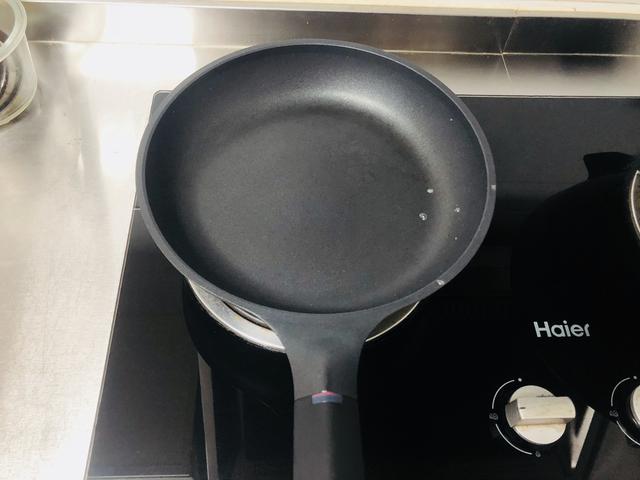 还是对年轻人下手了，小米推出超白金不粘锅，网友：值！