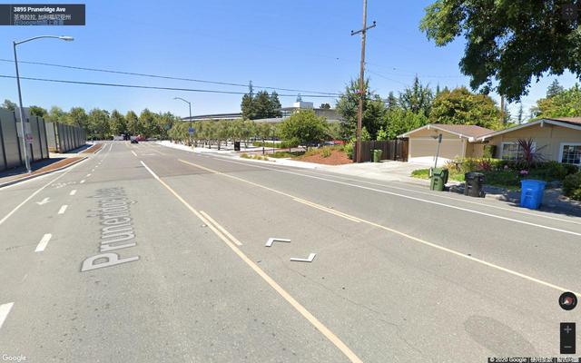 美国苹果公司总部，像是一个巨大的宇宙飞船停留在加州的地面上