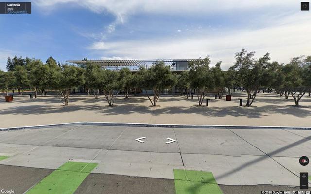 美国苹果公司总部，像是一个巨大的宇宙飞船停留在加州的地面上