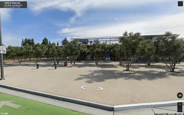 美国苹果公司总部，像是一个巨大的宇宙飞船停留在加州的地面上