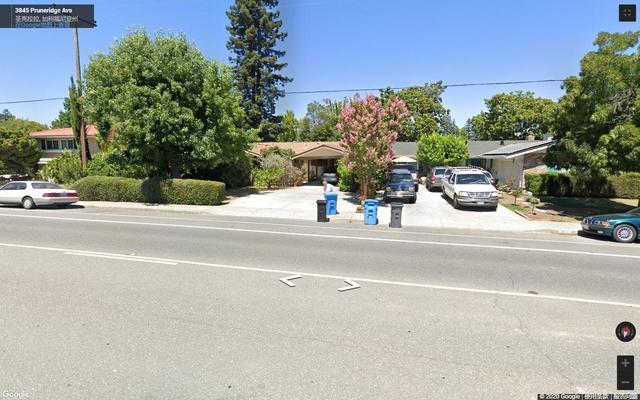 美国苹果公司总部，像是一个巨大的宇宙飞船停留在加州的地面上