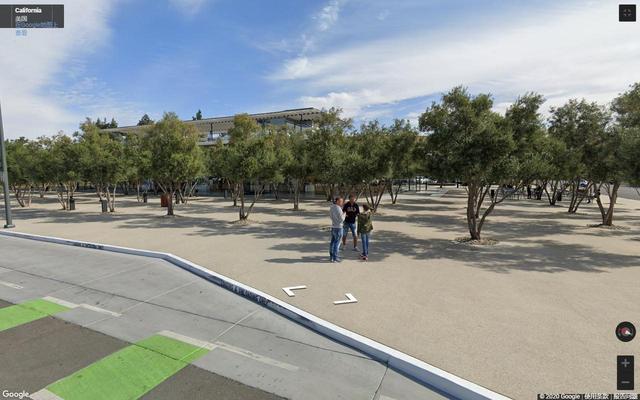 美国苹果公司总部，像是一个巨大的宇宙飞船停留在加州的地面上