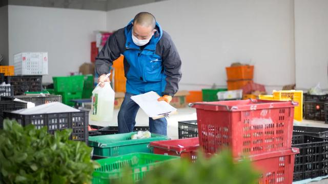 为成都市民配送各类农产品1000多吨，订单量达30多万单，中通生态圈协同展现同城配送能力