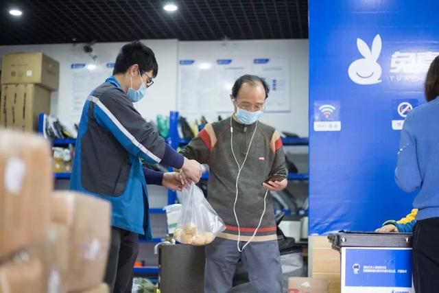 为成都市民配送各类农产品1000多吨，订单量达30多万单，中通生态圈协同展现同城配送能力