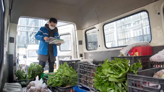 为成都市民配送各类农产品1000多吨，订单量达30多万单，中通生态圈协同展现同城配送能力