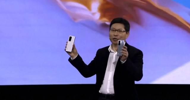 华为P40发布会不提小米，却在走小米9老路？网友：其他厂商误导我