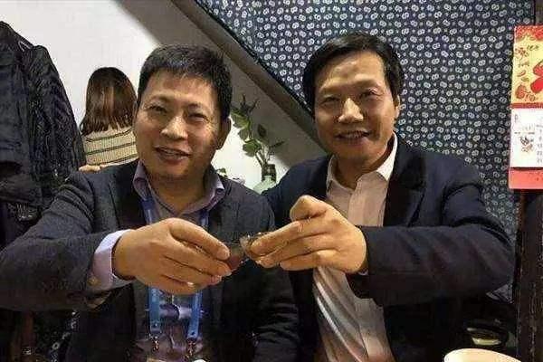 华为P40发布会不提小米，却在走小米9老路？网友：其他厂商误导我