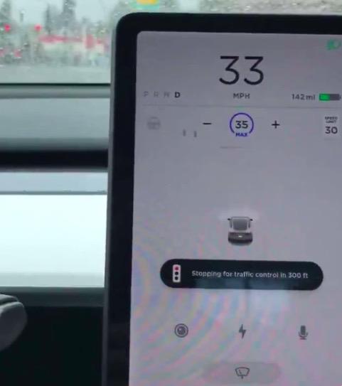 特斯拉Autopilot再次更新：可在城市道路环境中识别信号灯并自动停车