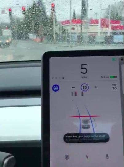 特斯拉Autopilot再次更新：可在城市道路环境中识别信号灯并自动停车