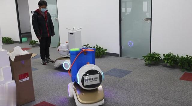 中国喷雾器机器人在国外火了，美国网友直言：是在同一个时代吗？