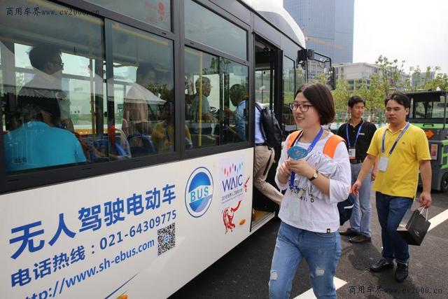 海格推出国内首款量产级8米无人驾驶客车亮相2018世界人工智能大会