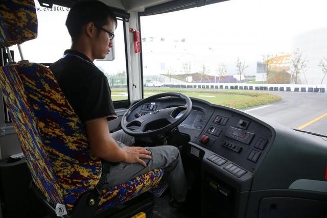 海格推出国内首款量产级8米无人驾驶客车亮相2018世界人工智能大会