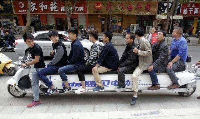 国内“惊现”10米超长电动车，可乘坐10个人，但转弯很费劲