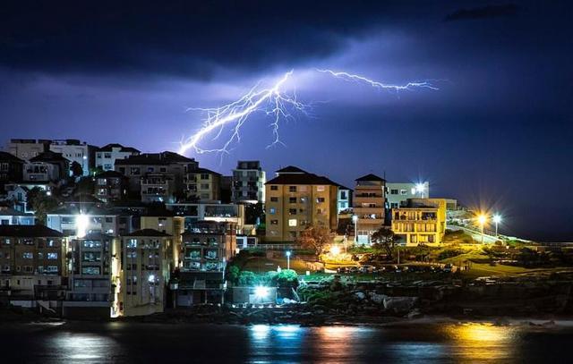 没用！澳大利亚全国网络骤停，人民纷纷上街抵抗