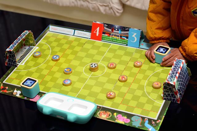 小米推出小木机器人，两个屏幕可同时操作，还支持多种桌游