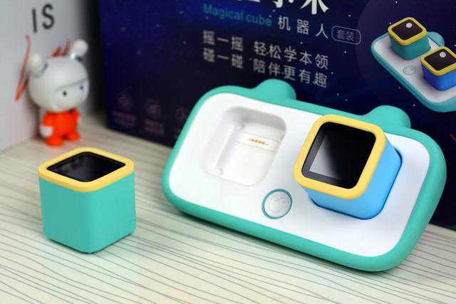 小米推出小木机器人，两个屏幕可同时操作，还支持多种桌游