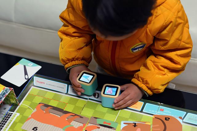 小米推出小木机器人，两个屏幕可同时操作，还支持多种桌游