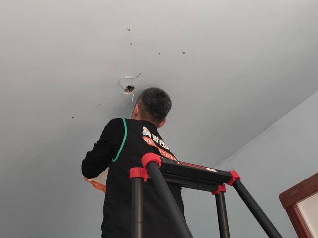 小客厅装小米8000流明大灯什么感受，开门的一瞬间会看到太阳吗