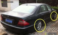 特斯拉乱占车位，2月拒接34个电话，回来一看“腿瘸了”