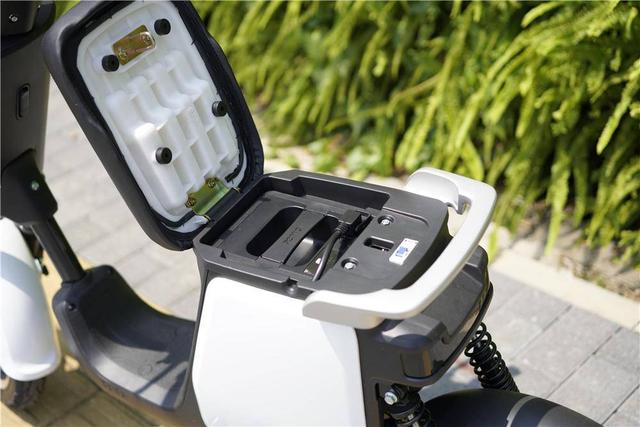 电动车上内置了小爱同学会是种什么体验？现在，它就来了！