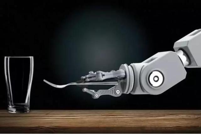 黑科技！机器人了解人类的行为意图之后，能够叠衣服整理桌子？