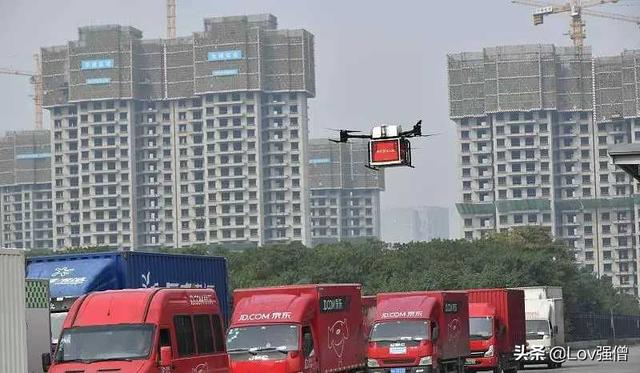 一年进账6000亿，他用33架飞机，174列火车赶超顺丰，京东