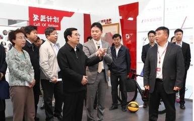 他是京东第一位员工，拿着600块月薪却坚持了18年，如今怎样了