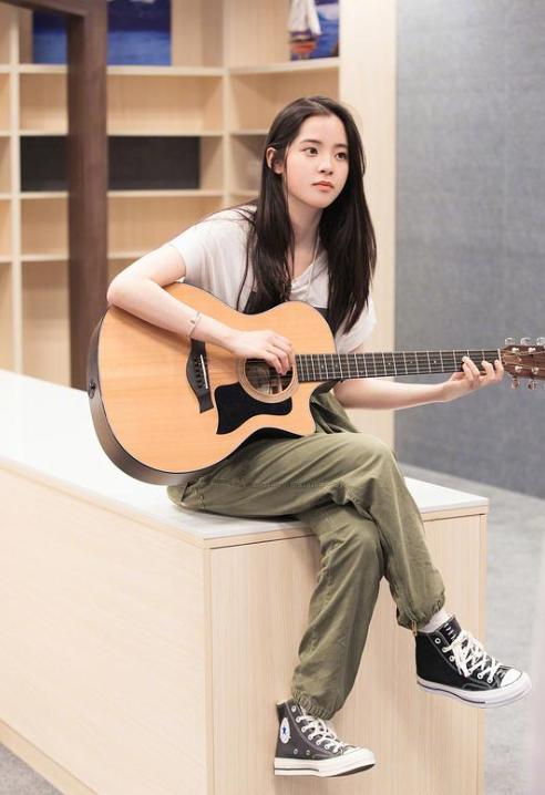 欧阳娜娜成为阿里合伙人，首周工作报表让人意外，年薪百万引热议