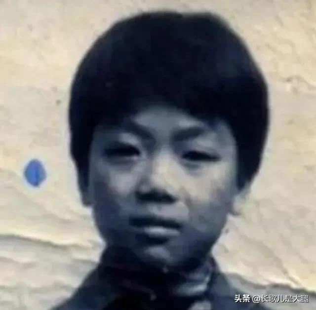 刘强东年轻时的照片，看得叫人心酸，网友感叹：这才是白手起家