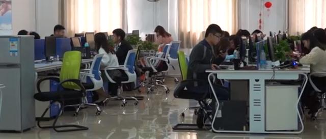 AI时代的农民工：小学学历，月薪3000，却创造上千万产值！