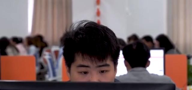 AI时代的农民工：小学学历，月薪3000，却创造上千万产值！