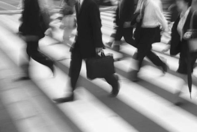 小米暴力裁员？合同到期不续约、员工涉嫌代打卡、发放补偿错了？