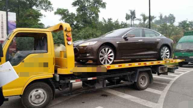 开纯电动车跑高速，车主气得想砸车：这是买了个“爹”啊